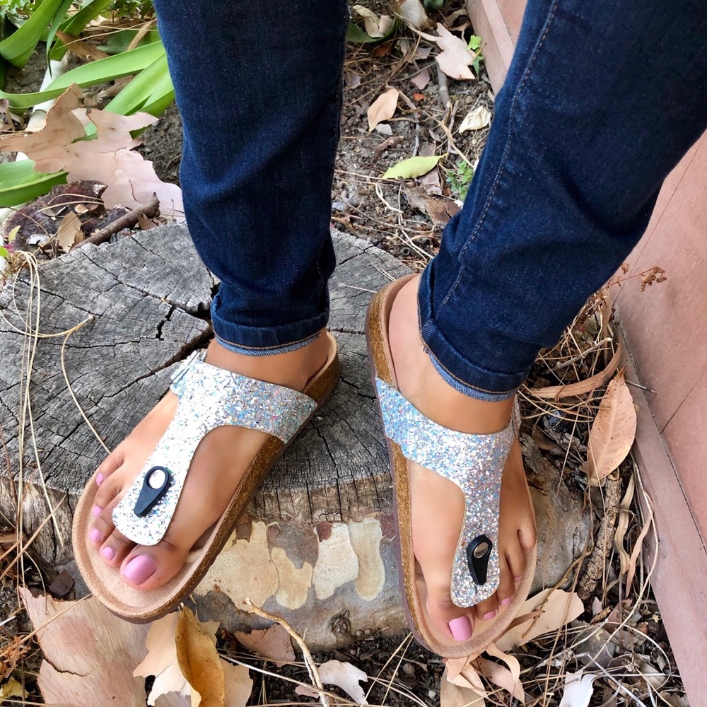 😍SILVER GLITTER THONG FOOTBED SANDALS - Picture 4 of 5